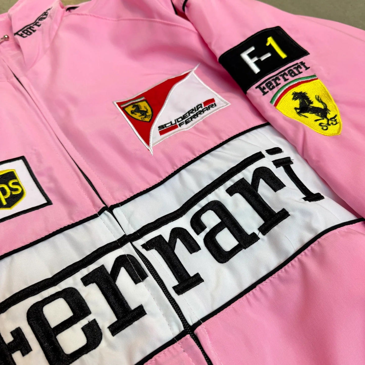 Ferrari F1 Jacke Rosa Bestickt
