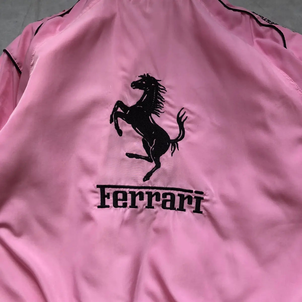 Ferrari F1 Jacke Rosa Bestickt